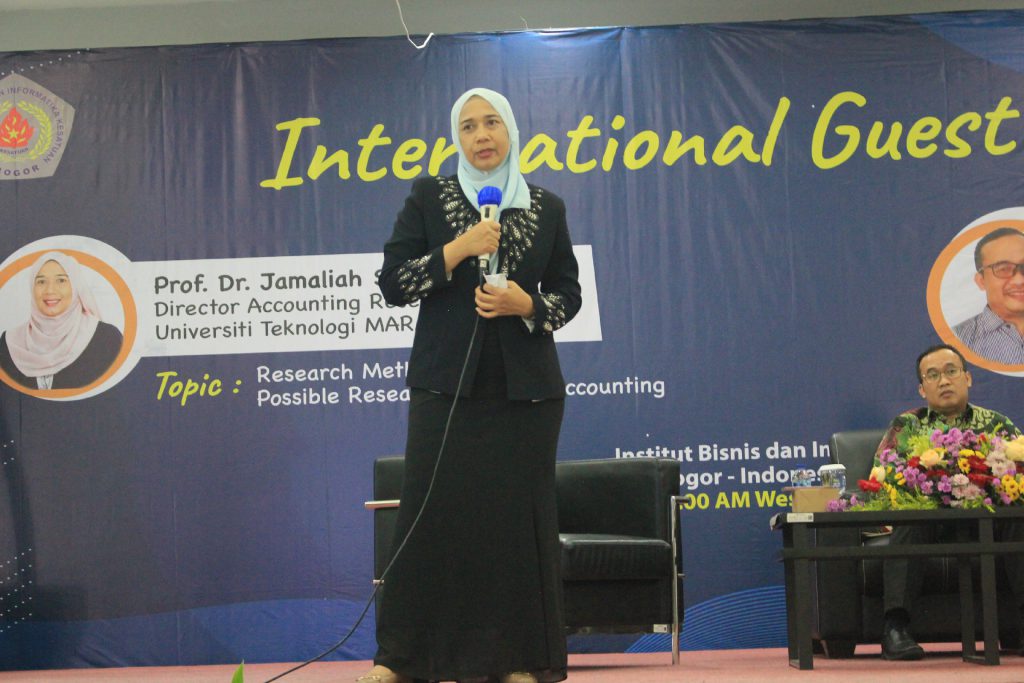 Prof. Dr. Jamaliah Said dalam penyampaian materi tentang research methodology & possible research topics in accounting