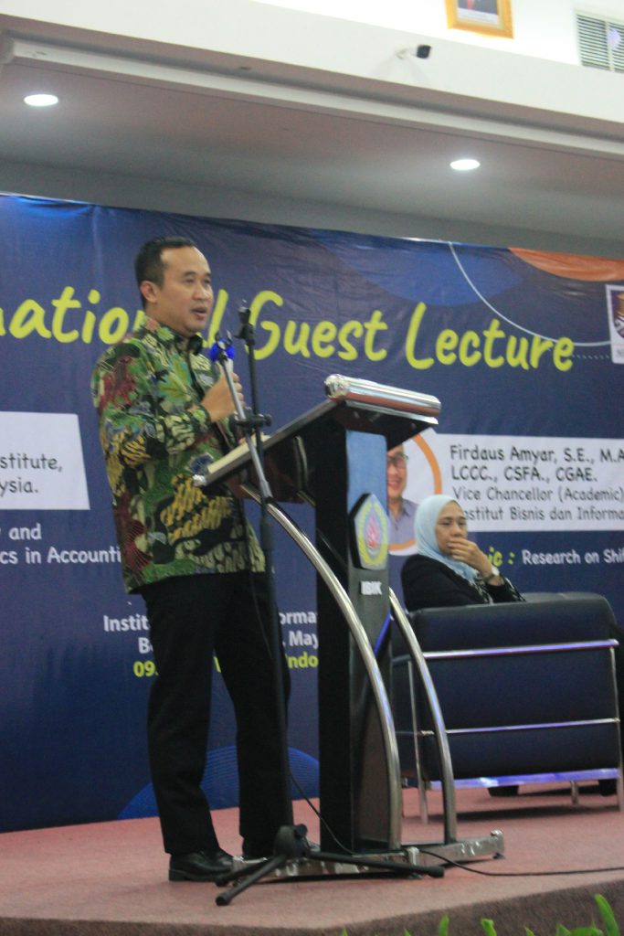 Firdaus Amyar, S.E., M.A., Ph.D., Ak., CA., LCCC., CSFA., CGAE dalam penyampaian materi Research on Shifting Accounting Practice