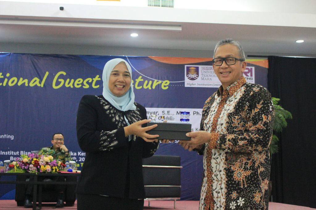 serah terima cendera mata sebagai tanda terimakasih dari Direktur ARI kepada Rektor IBI Kesatuan