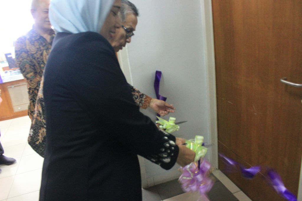 Prosesi pengguntingan pita oleh Rektor IBI Kesatuan dan Direktur ARI
