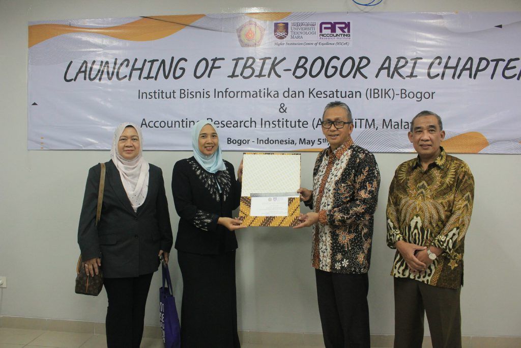 Serahterima piagam penghargaan dari IBI Kesatuan kepada pihak ARI